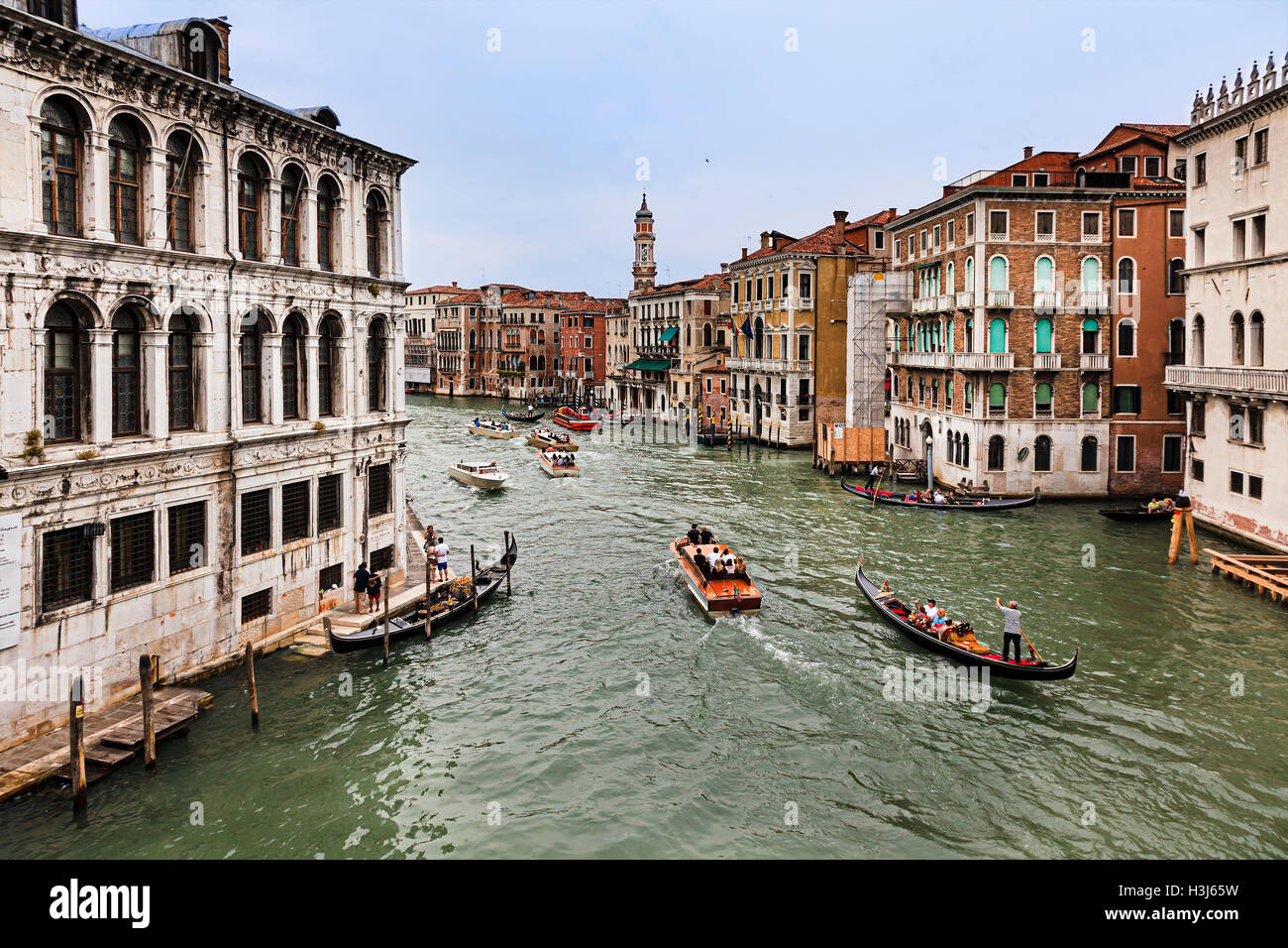 Bateau intense et le trafic sur le grand canal en gondole à Venise, Italie. Ville populaire waterway vu du pont du Rialto entouré Banque D'Images