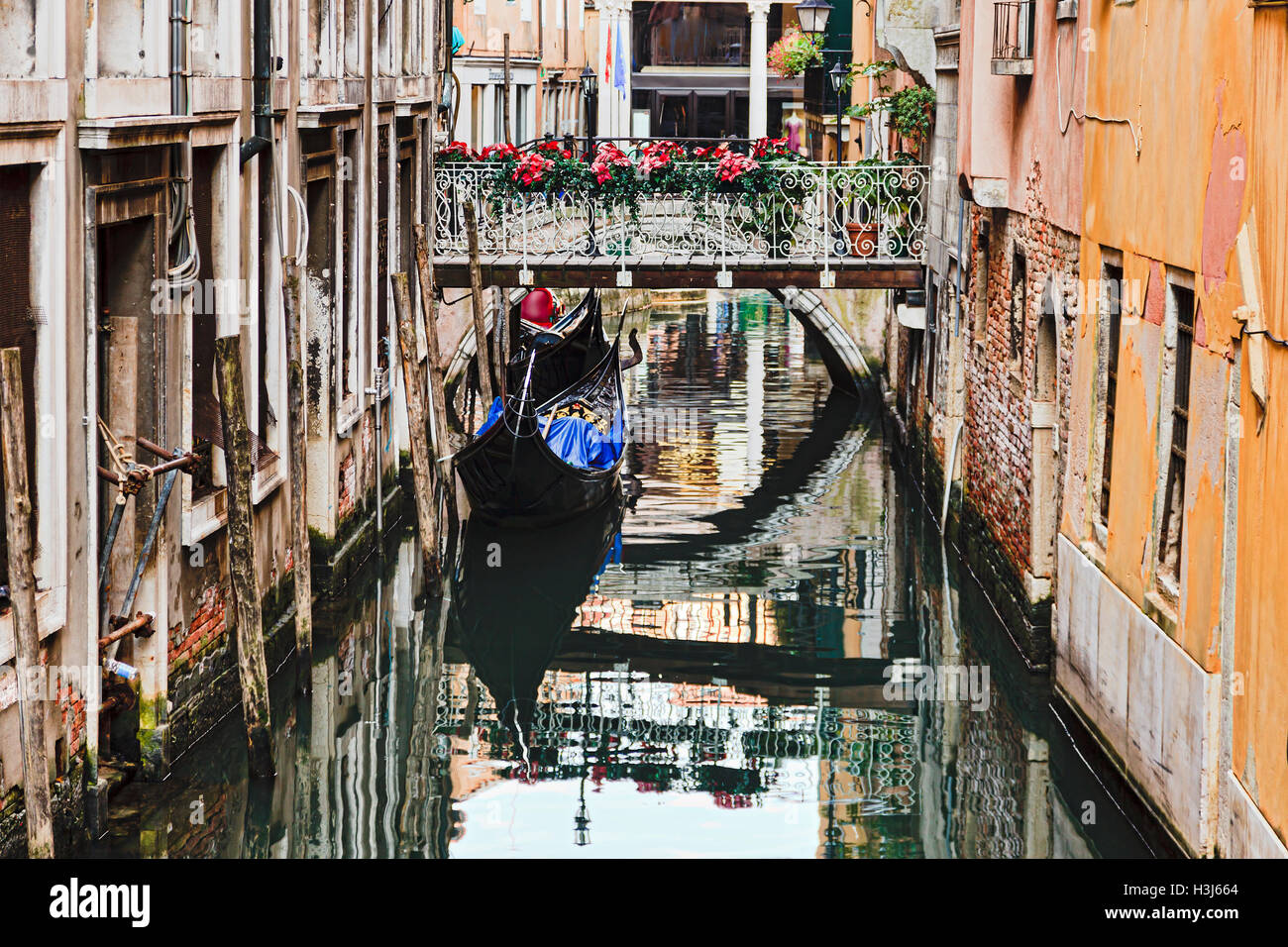 Backdoors de Venise palais et maisons d'habitation plus petit canal périphérique avec télécabine parqué et petit pont Banque D'Images