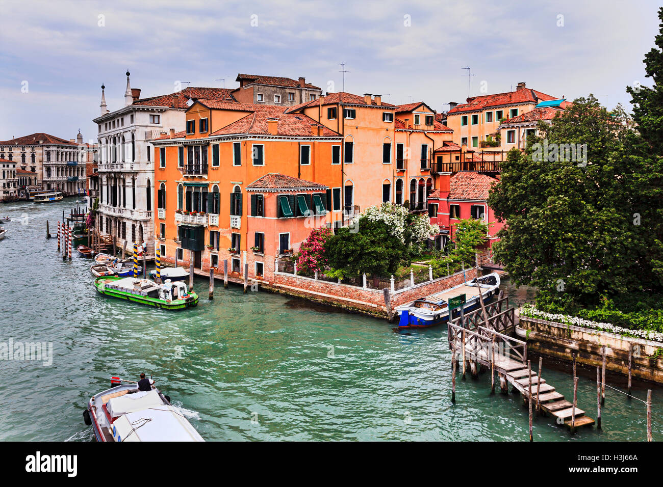 Secteur résidentiel palais et maisons à Venise le long de Grand Canal mer vus de pont de l'Accademia où chaland passant u Banque D'Images