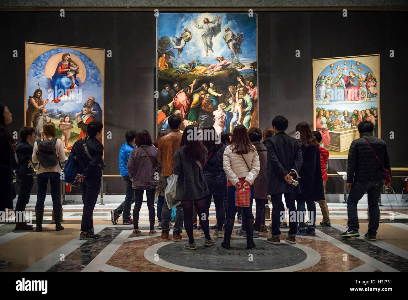Rome. L'Italie. Les visiteurs d'admirer le travail de Raphaël dans la Pinacothèque. Musées du Vatican. Musei Vaticani. Banque D'Images