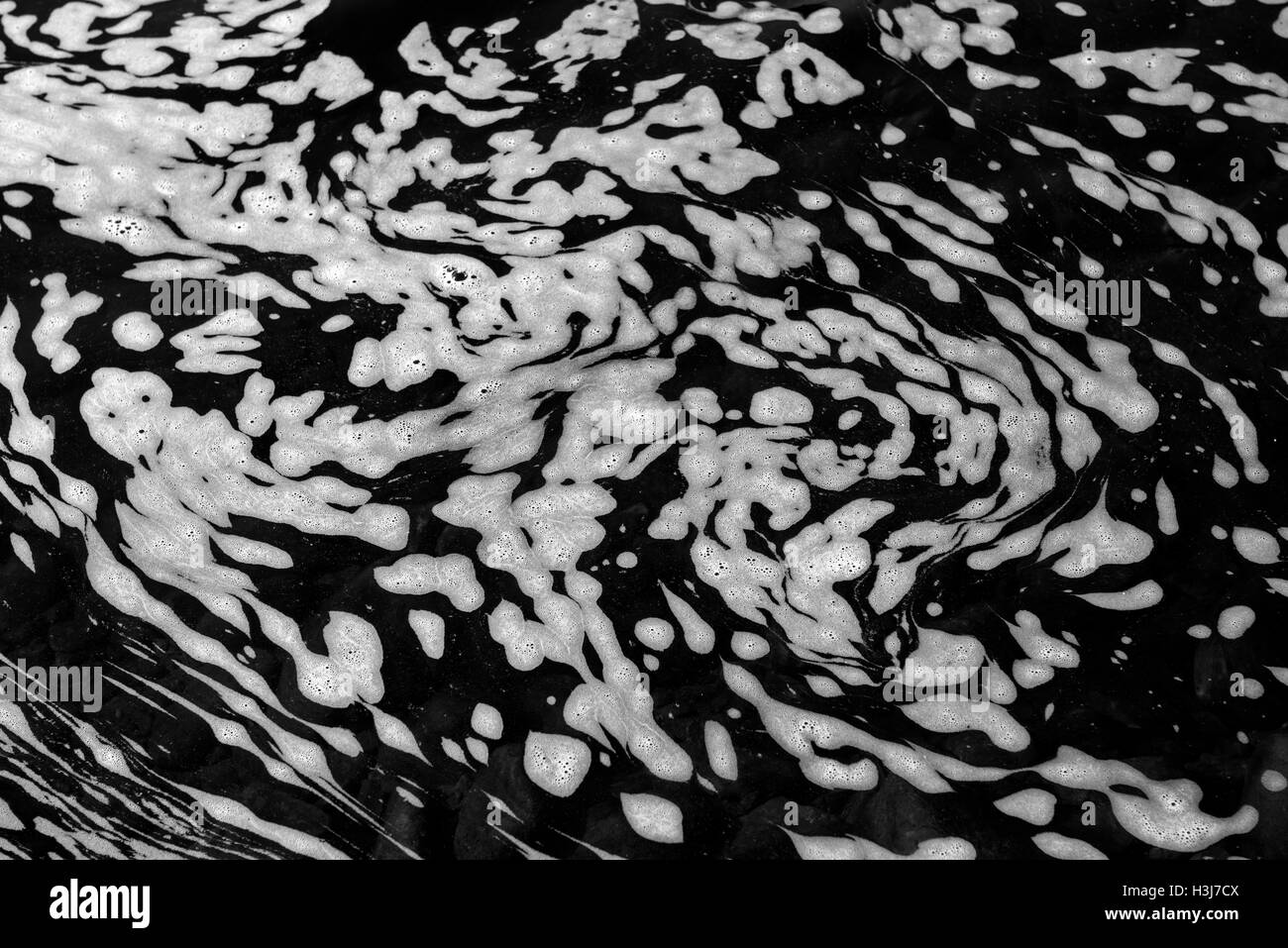 Motifs abstraits sur l'eau s'écoule lentement dans le sud de la rivière Tyne, Northumberland, Angleterre Banque D'Images