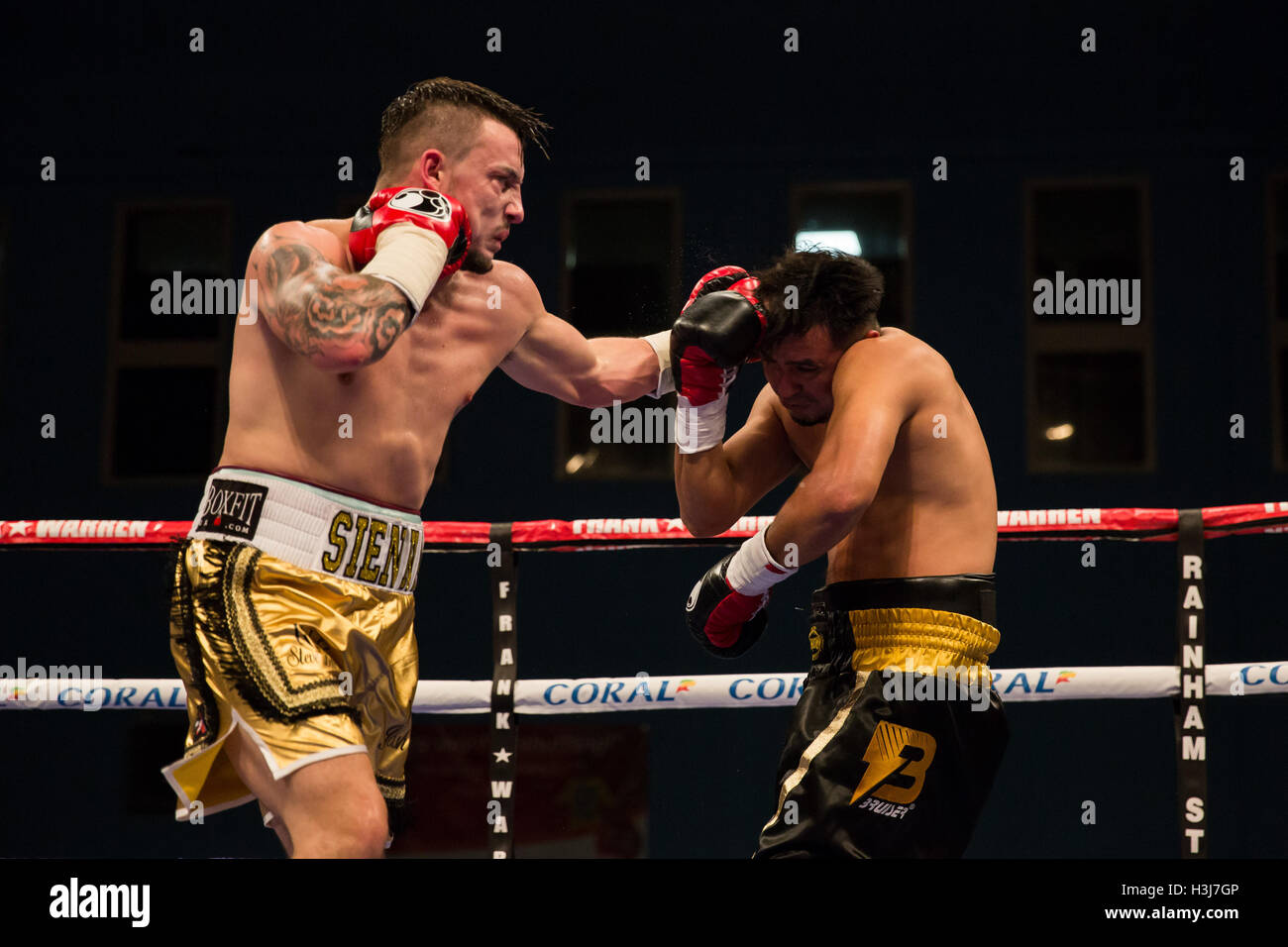 Mitchell Smith prend Norwin Galo dans un combat de boxe Banque D'Images