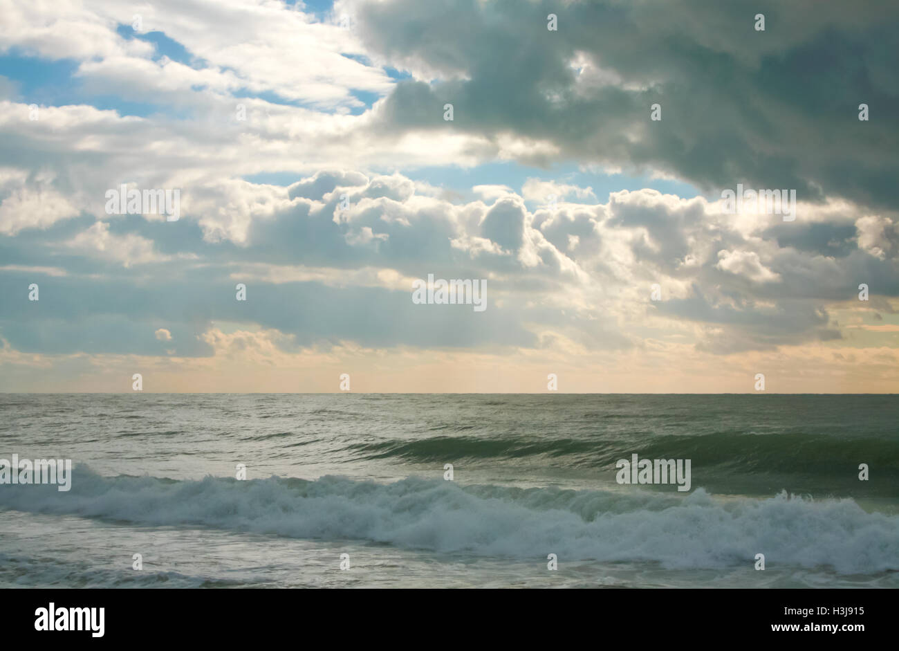 Seascape dans un jour nuageux de l'hiver. Banque D'Images