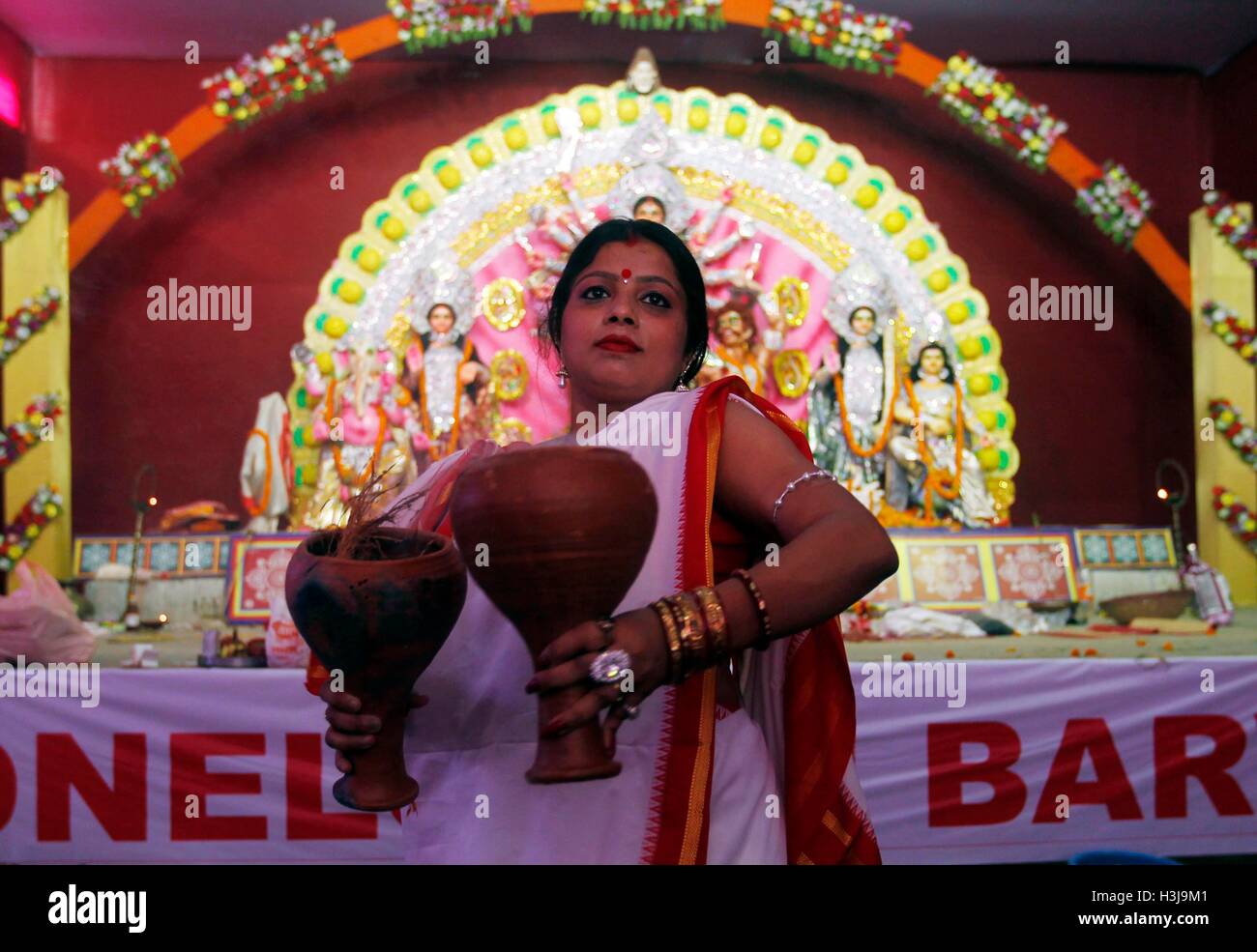 L'Inde. 09Th Oct, 2016. Une femme Bengali danser devant une idole de la déesse hindoue Durga à un pandal ou temporaire au cours de la plate-forme Durga Puja festival à Allahabad. © Ravi Prakash/Pacific Press/Alamy Live News Banque D'Images