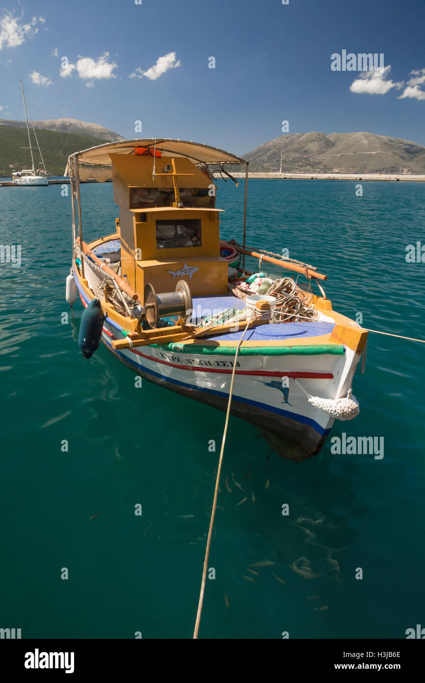 Un bateau de pêche est amarré dans le port de Sami. Banque D'Images