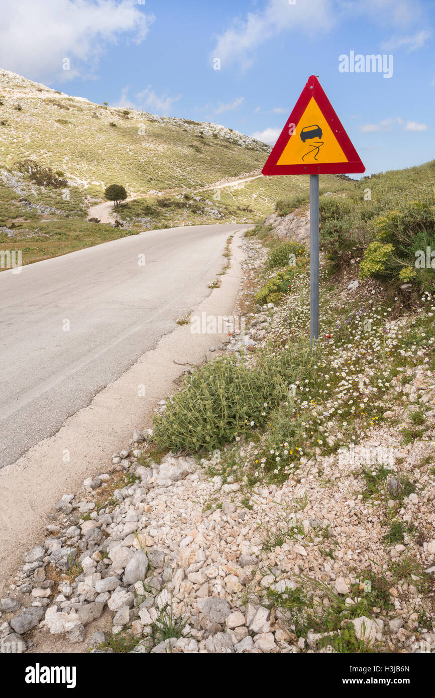 Un panneau routier indiquant une route dangereuse, la Grèce. Banque D'Images