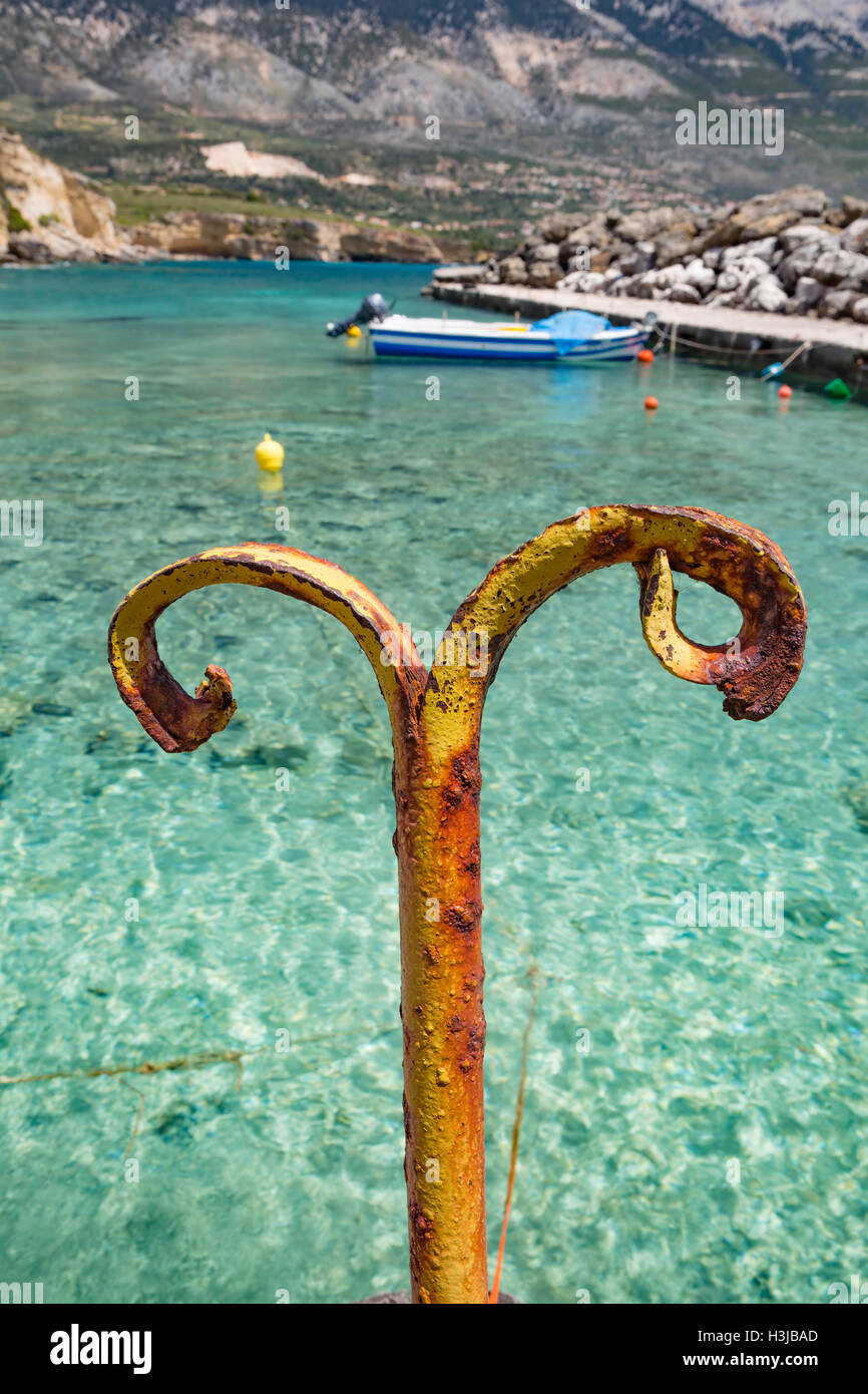 Un poteau d'amarrage à Pessada Harbour, île de Céphalonie, le port pittoresque a eau bleu clair avec une toile de fond Le Mont Ainos. Banque D'Images