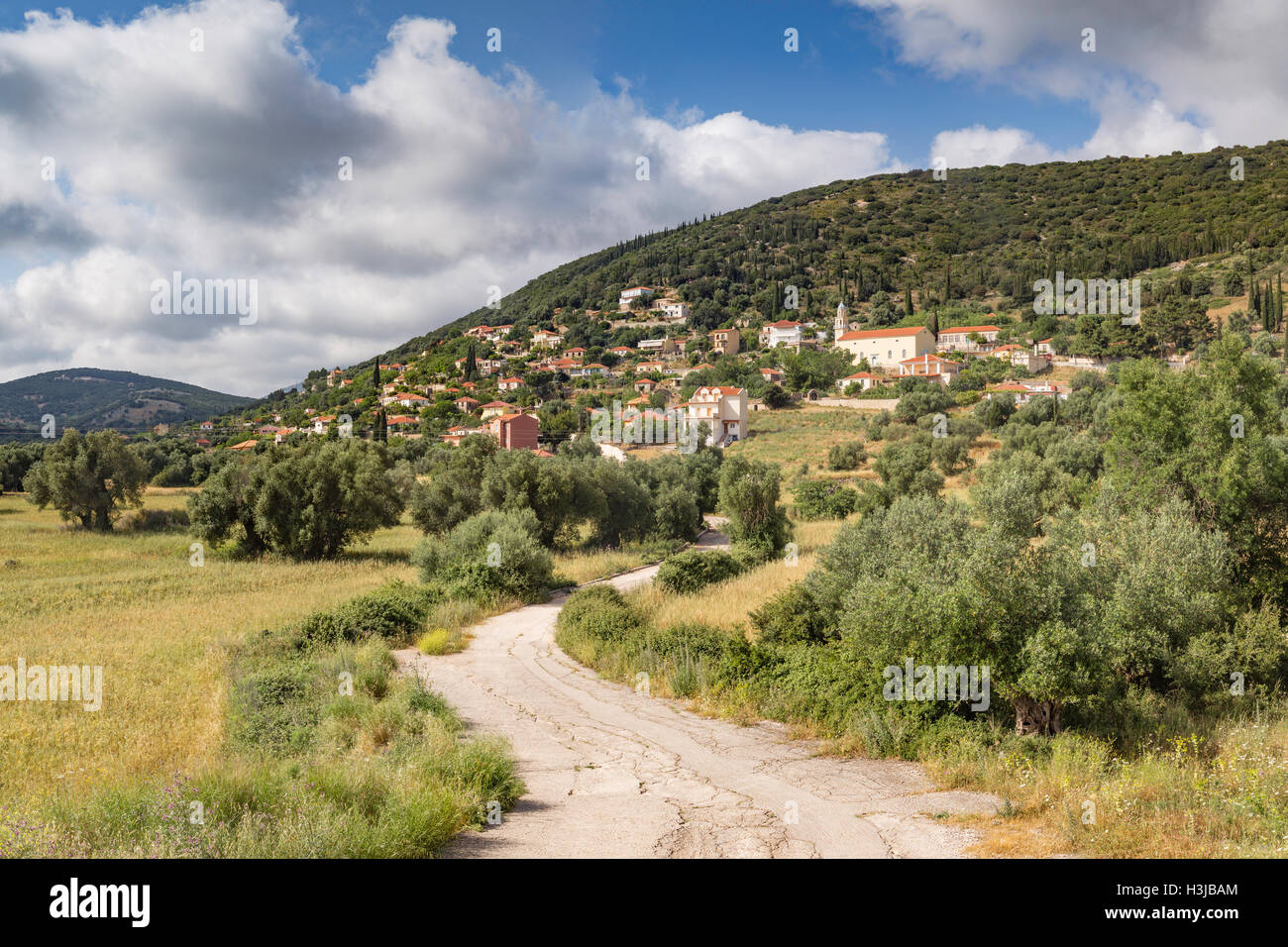 Troianata, Céphalonie, dispose d'une route sinueuse jusqu'à le village, construction, qui est situé sur une colline. Banque D'Images