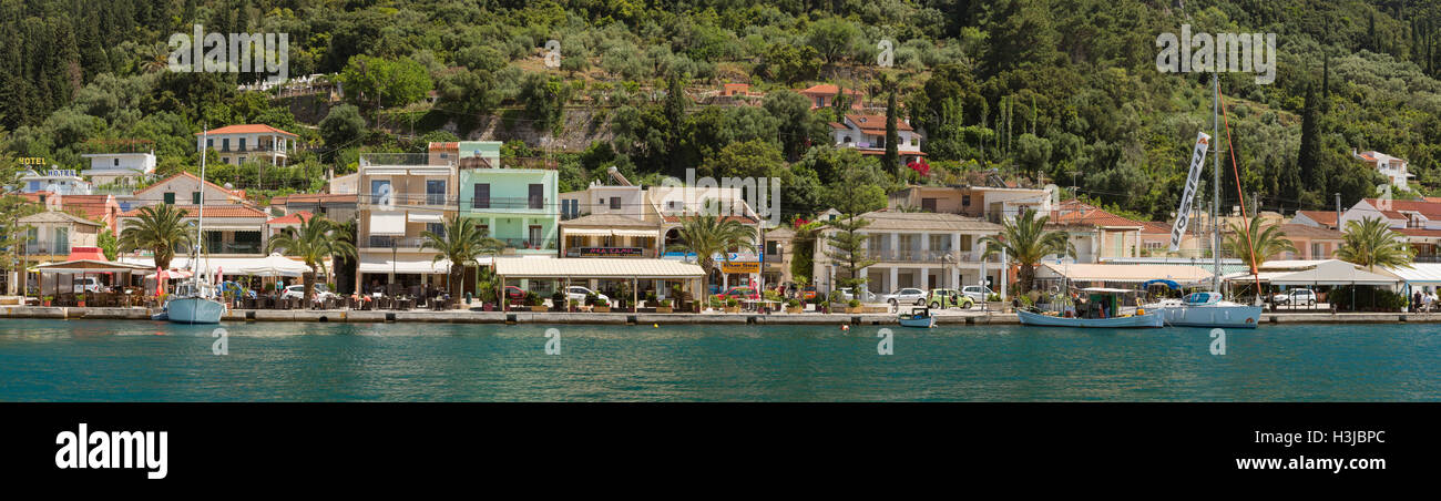 Le port de Sami/et tavernes, Kefalonia, Grèce. Banque D'Images