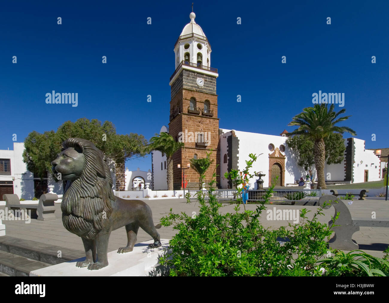 TEGUISE PLACE DE LA VIEILLE VILLE L'église médiévale de "Nuestra Señora de Guadalupe' dans la place de la vieille ville de Teguise, Lanzarote, Espagne Banque D'Images