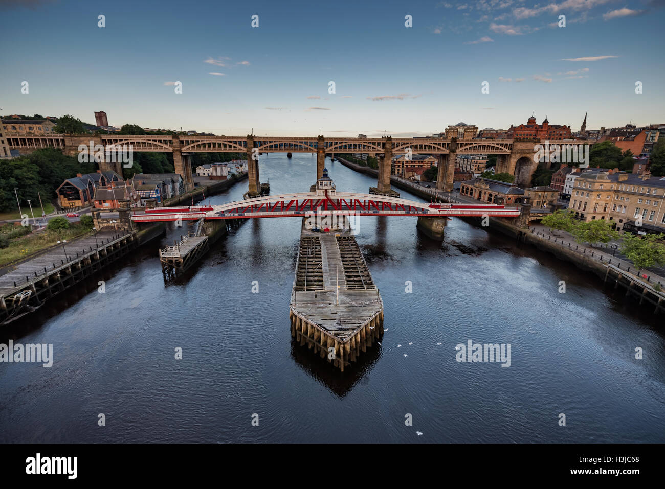 Le pont tournant est un pont tournant sur la rivière Tyne, en Angleterre, la connexion de Newcastle upon Tyne et Gateshead Banque D'Images