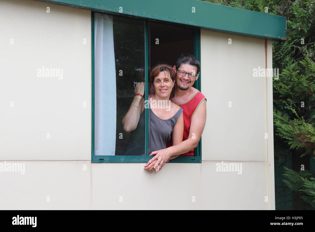 Copie de deux jeunes amants sur le bungalow fenêtre dans l'resort village Banque D'Images