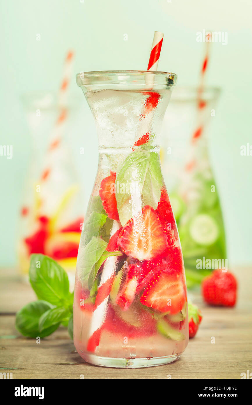 L'eau aromatisée aux fruits infusés de désintoxication. Cocktail maison ...