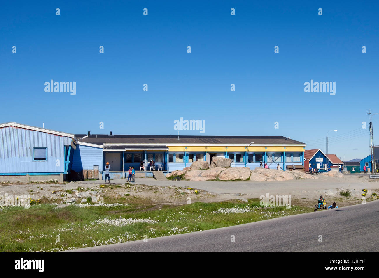 Une école primaire avec les enfants jouer dehors à Ilulissat (glacier Jakobshavn), Qaasuitsup, l'ouest du Groenland Banque D'Images