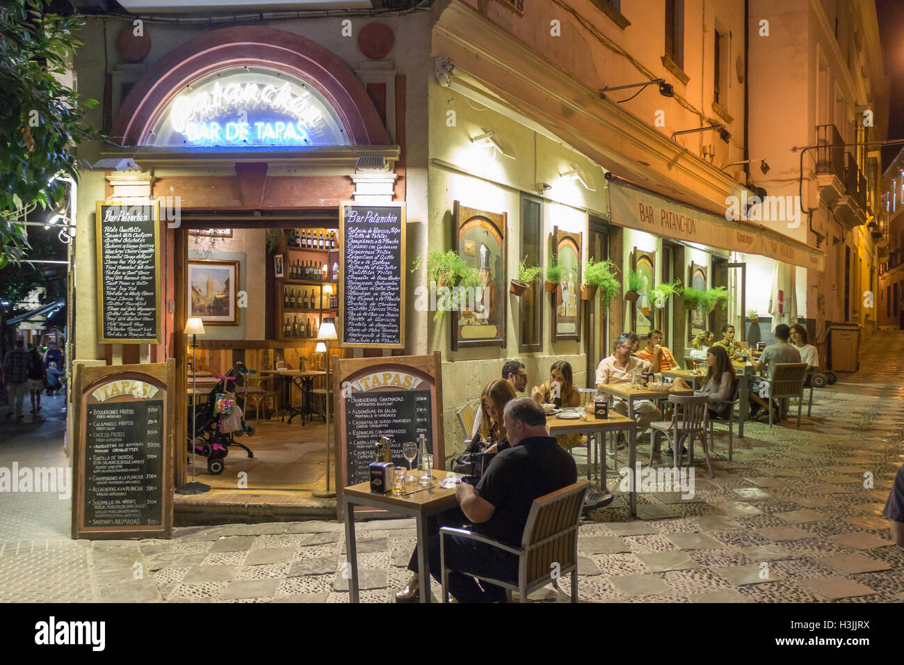 Un bar/restaurant dans le vieux Séville. Il y a beaucoup de tels établissements dans la vieille ville. Banque D'Images
