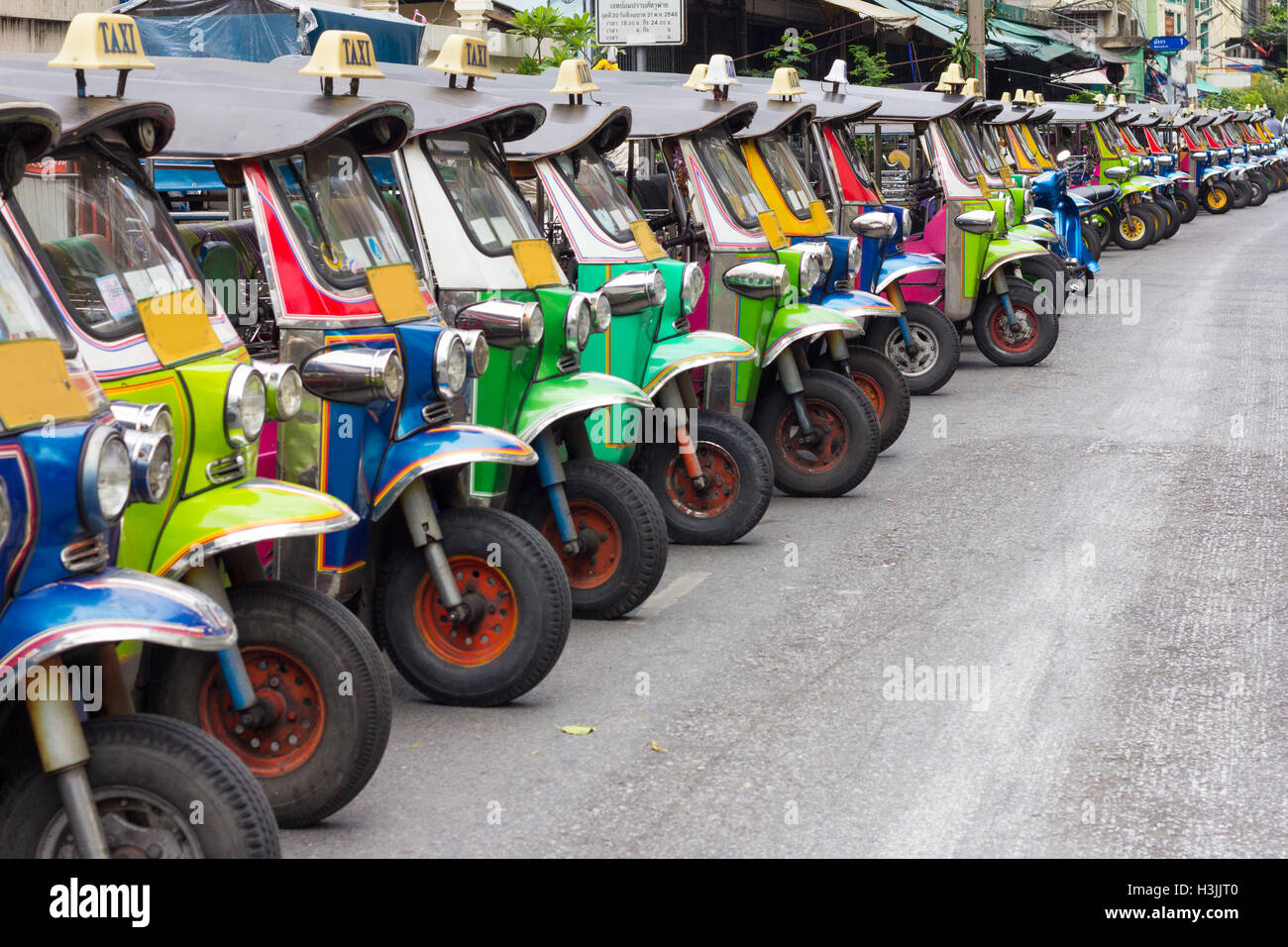 Rangée de Tuk Tuks à Bangkok, Thaïlande Banque D'Images