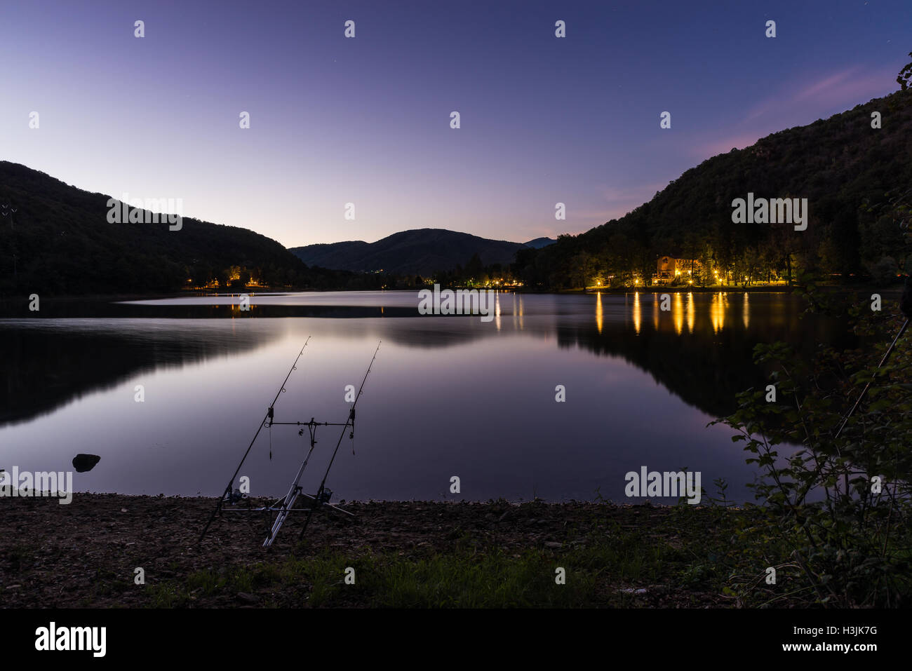 Aventures de pêche de nuit. Les engins de pêche à la carpe Banque D'Images