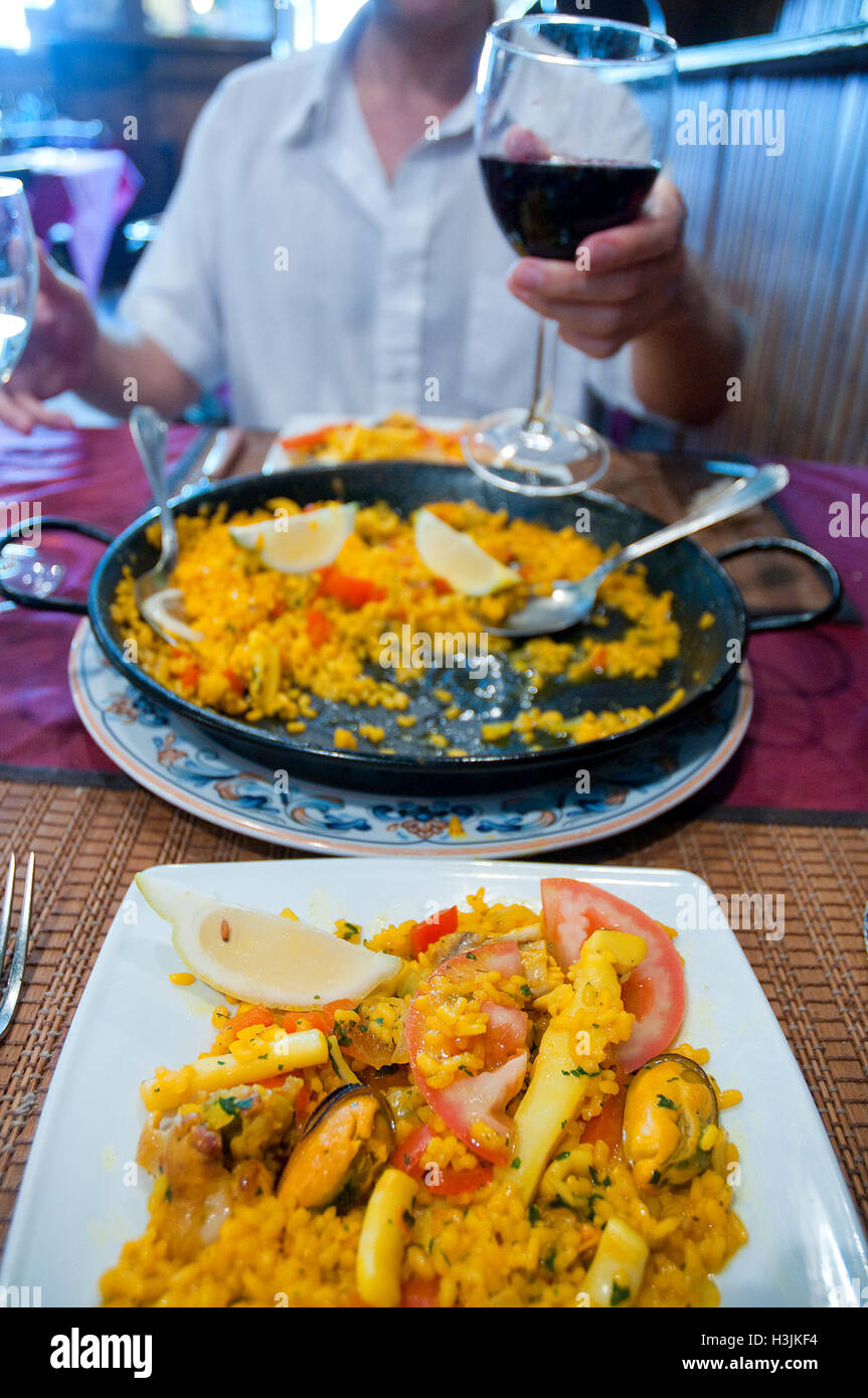 Paella Mixte servant dans un restaurant. Madrid, Espagne. Banque D'Images