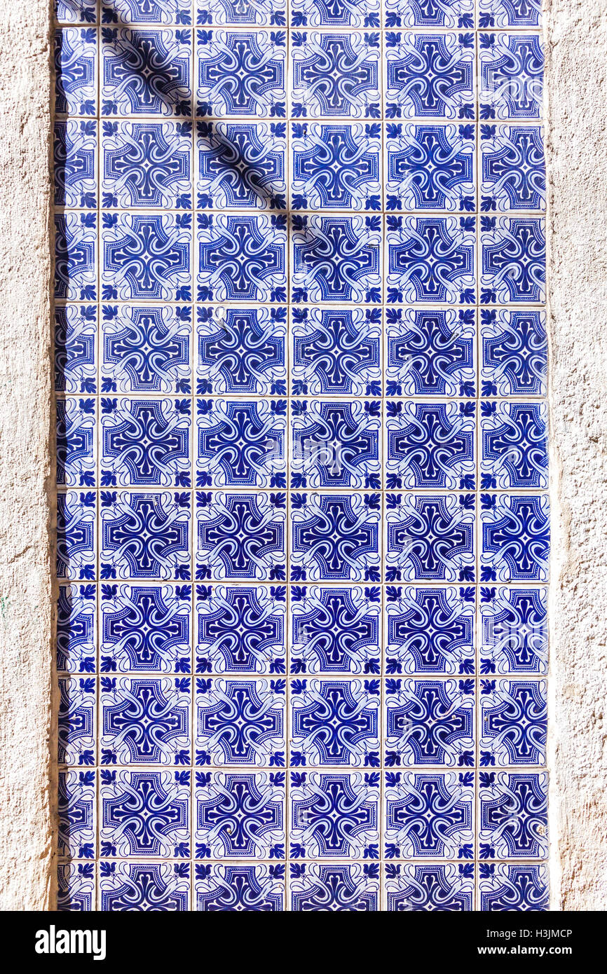 Portugais typique vieux mur (azulejos) sur l'extérieur de l'immeuble dans la ville de Lisbonne, Portugal. Une tendance peut être Banque D'Images