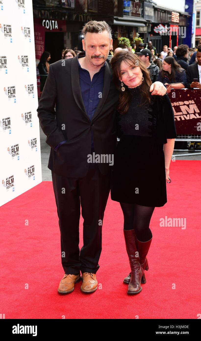 Julian Barratt et Essie Davis participant à la 60e BFI London Film Festival de Mindhorn au cinéma Odeon de Londres. Banque D'Images