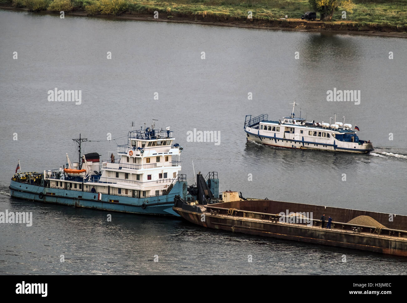 Le remorqueur poussant une barge chargée sur la rivière Banque D'Images