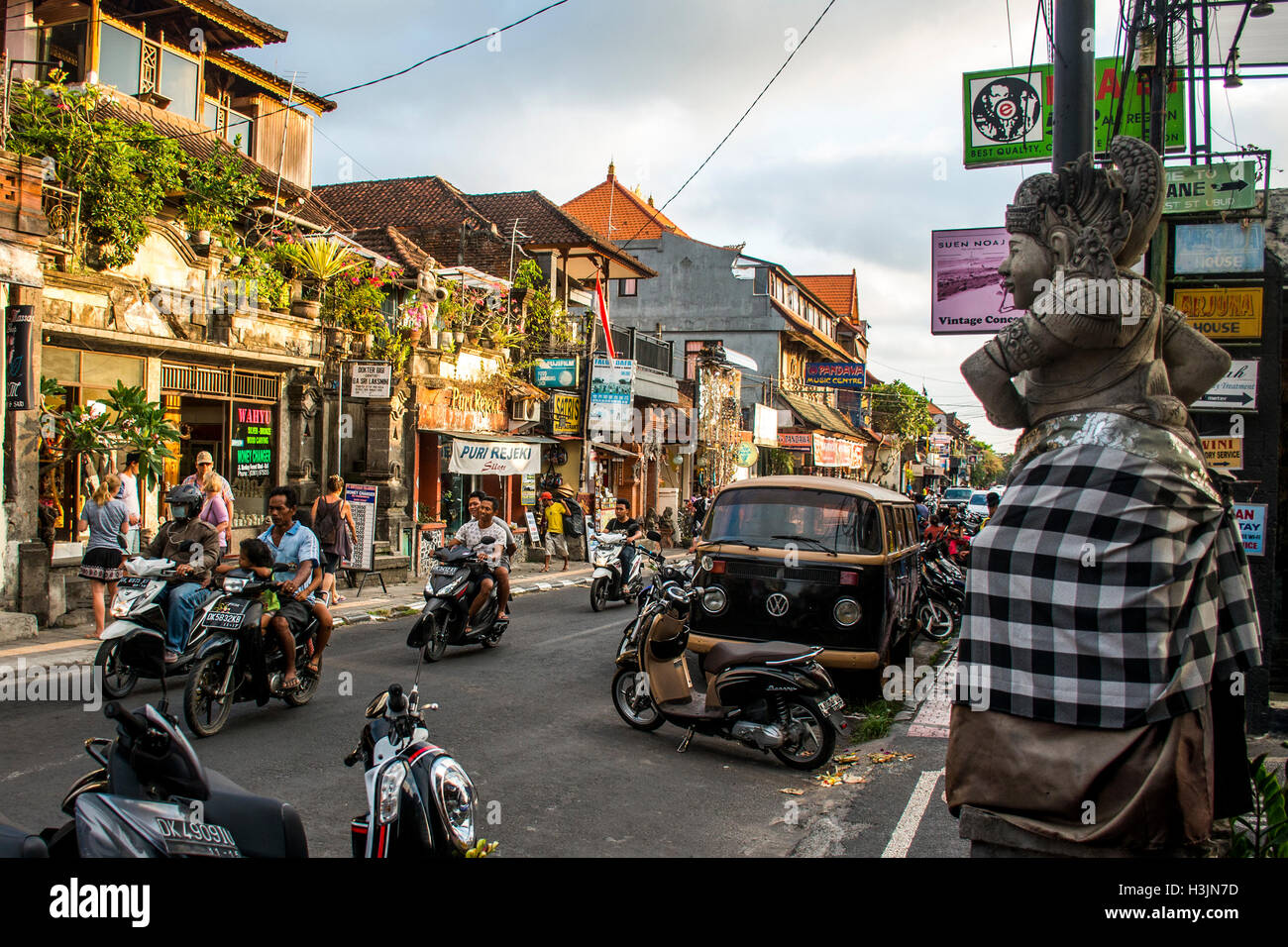 Indonésie Bali Ubud ville vie de la population locale au coucher du soleil  08.09.2015 Photo Stock - Alamy