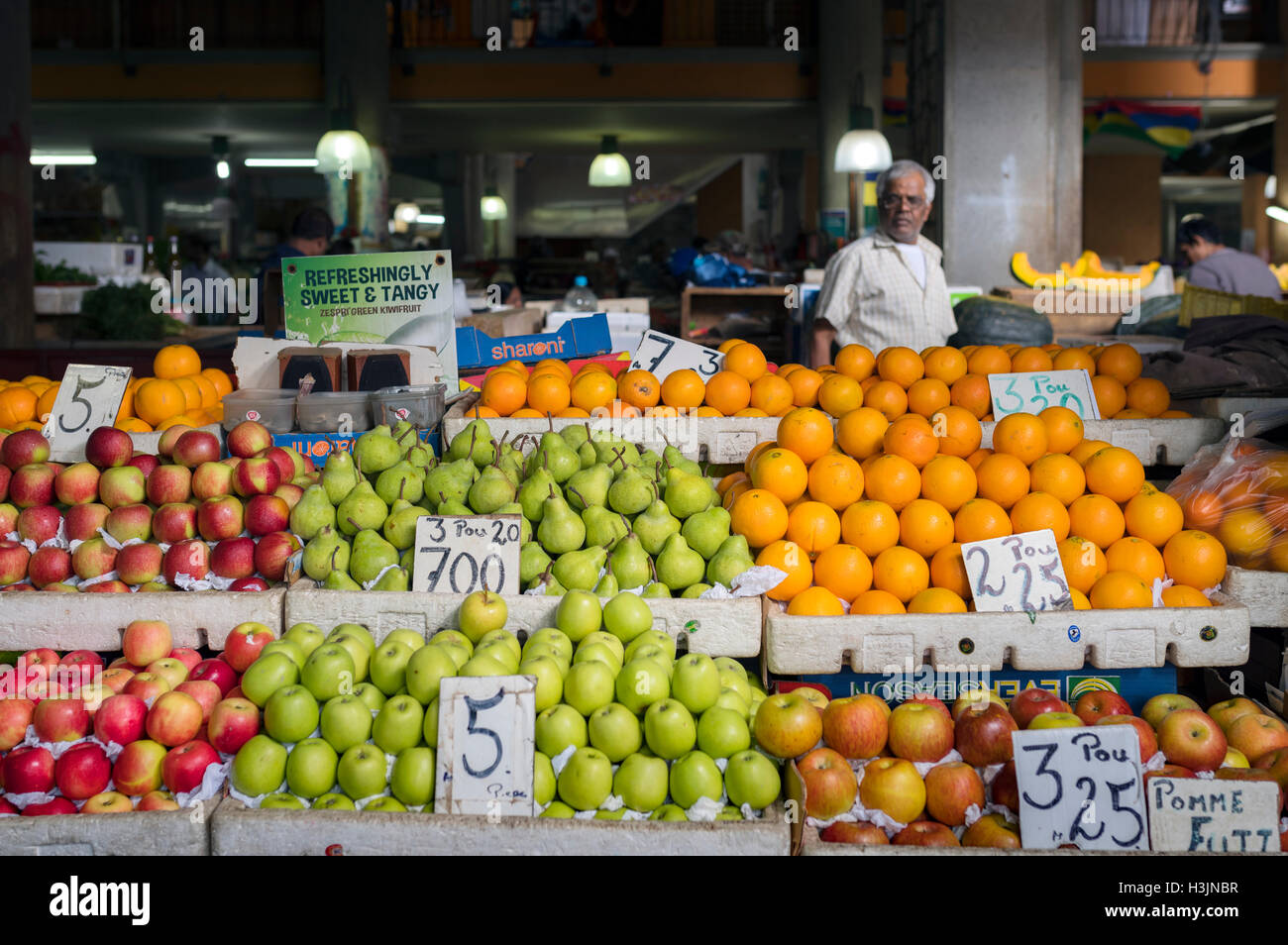 Vendeur de fruits au marché de Port Louis Banque D'Images