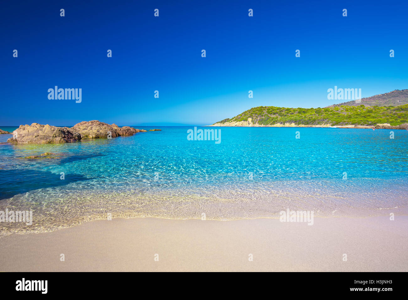 Belle Plage De Sable Avec Rochers Et Tourquise Leau Claire