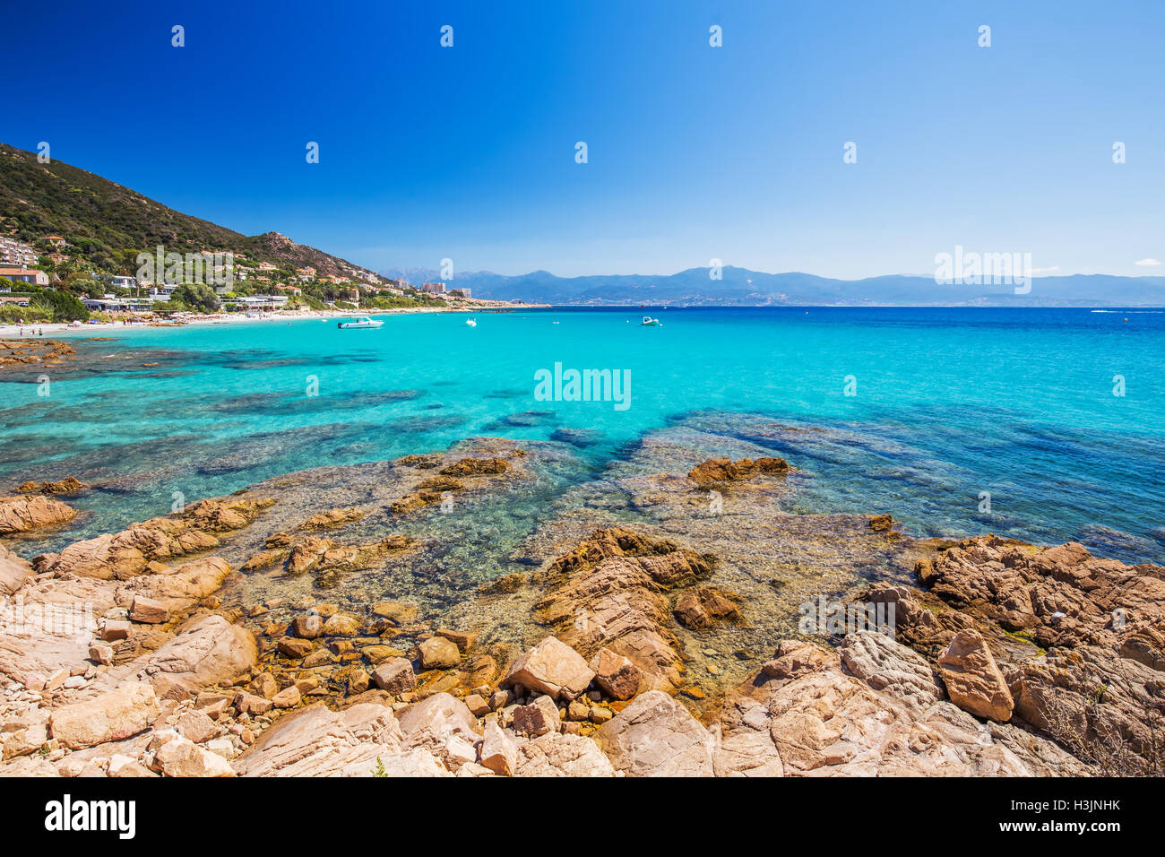 Belle plage de sable avec rochers et tourquise l'eau claire à proximité d'Ajaccio, Corse, France, Europe. Banque D'Images