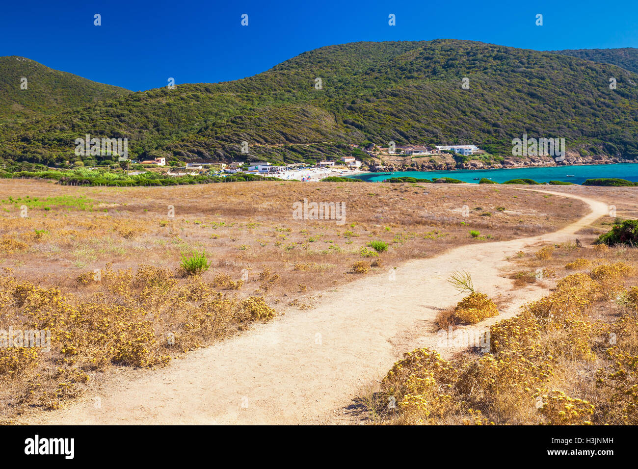 Les personnes bénéficiant du beau temps sur la plage de sable petit Capo avec Red Rocks près de Ajaccio, Corse, Europe. Banque D'Images