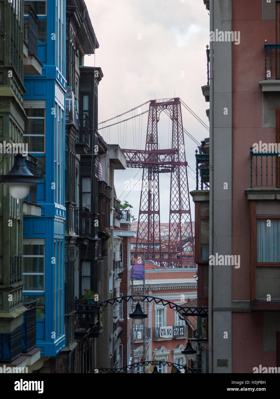 Vue sur pont Vizcaya Portugalete entre les bâtiments de la rue Banque D'Images