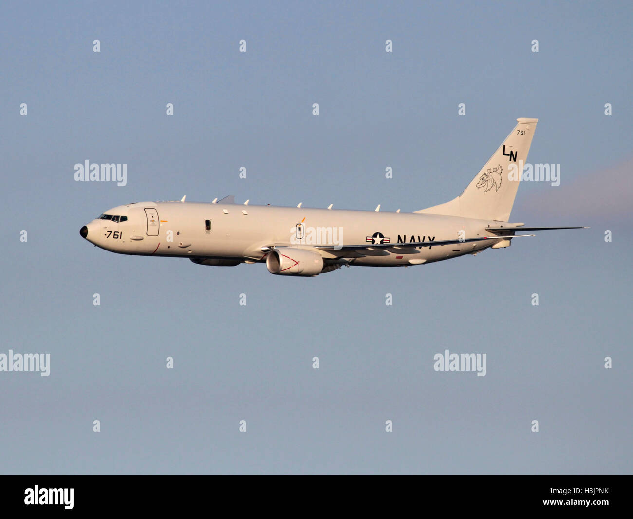 La technologie avancée dans la guerre moderne. Boeing P-8A Poseidon les aéronefs de patrouille maritime de la marine des États-Unis en vol Banque D'Images