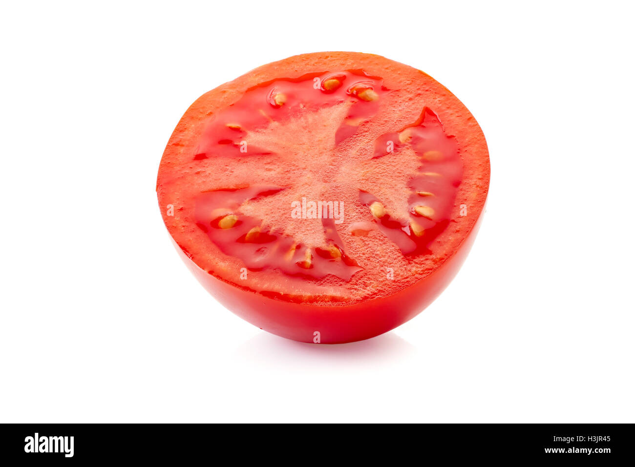 La moitié des tomates mûres sur blanc Banque D'Images