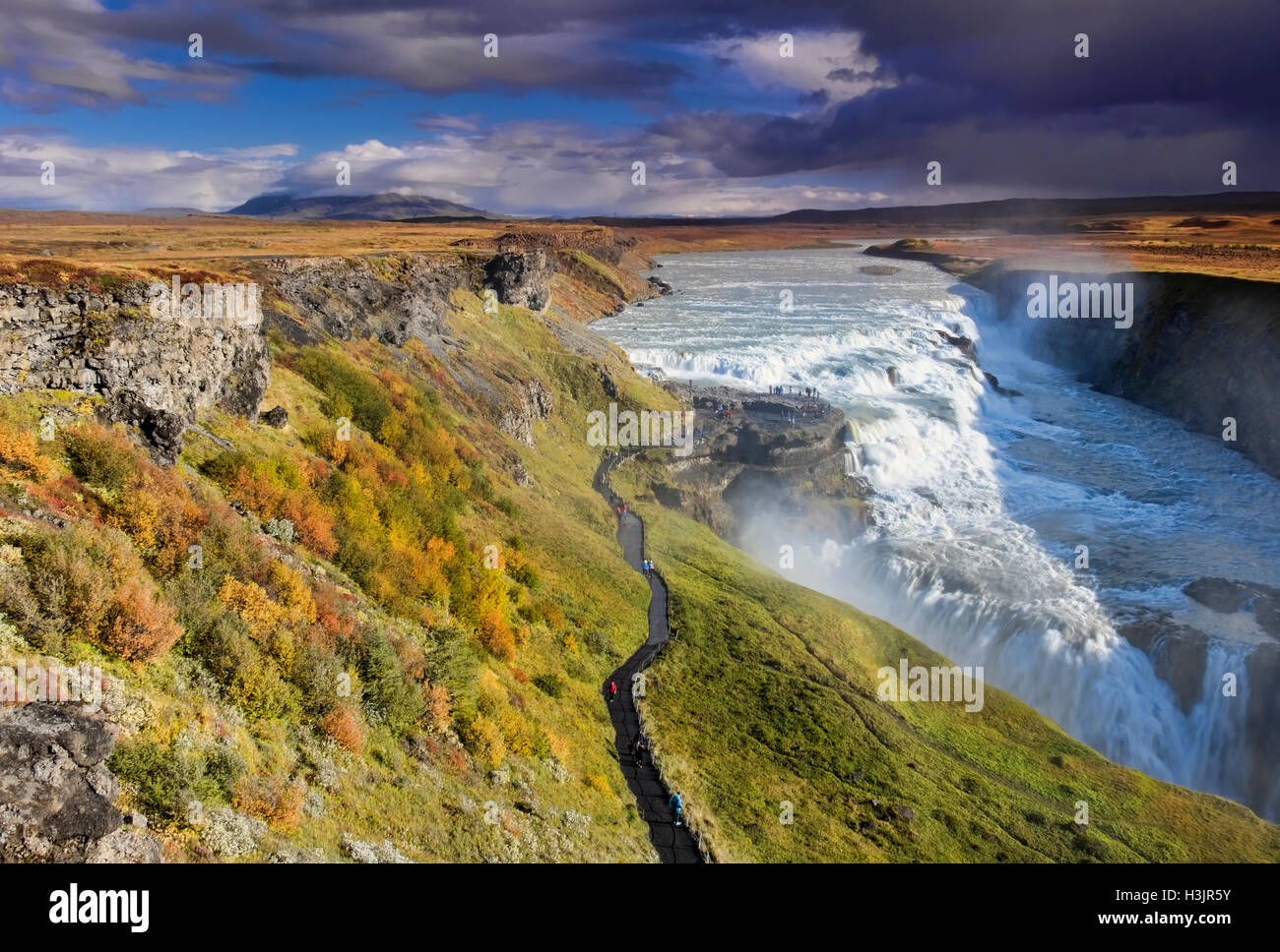 Couleurs d'automne à la cascade de Gullfoss située sur la rivière Hvítá, près de Geysir, sud-ouest de l'Islande Banque D'Images
