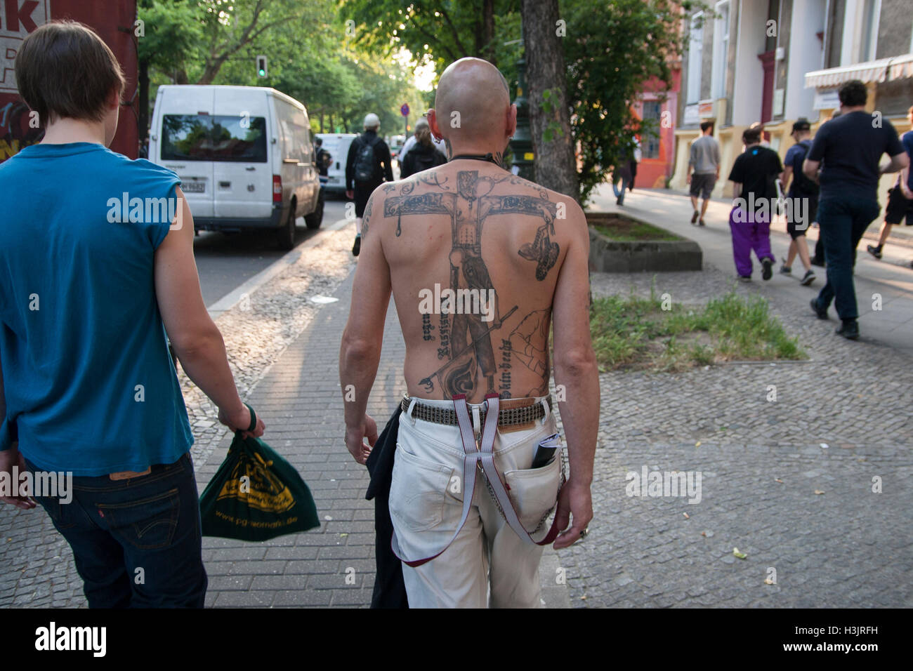 Manifestation antifasciste. (Tatouage : Skinheads contre le racisme). Berlin, Allemagne. Banque D'Images