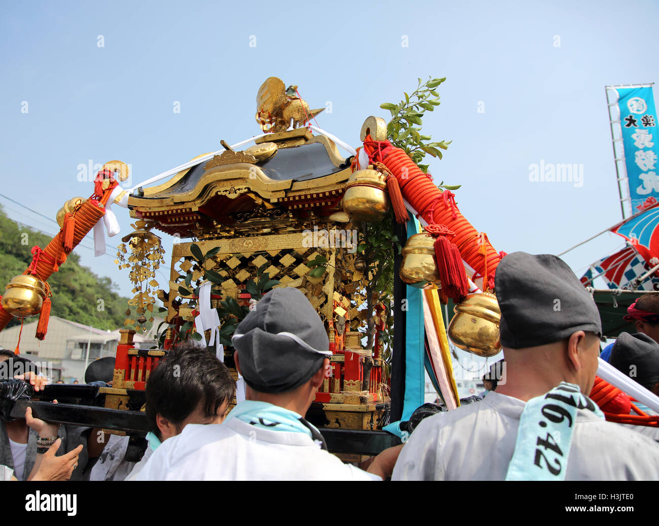 Or japonais dans le sanctuaire portable matsuri festival Banque D'Images