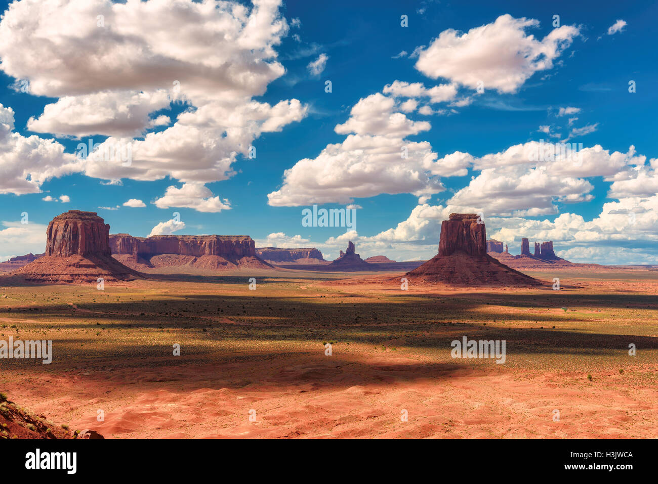 Beaux nuages sur le désert, Monument Valley, Arizona Banque D'Images