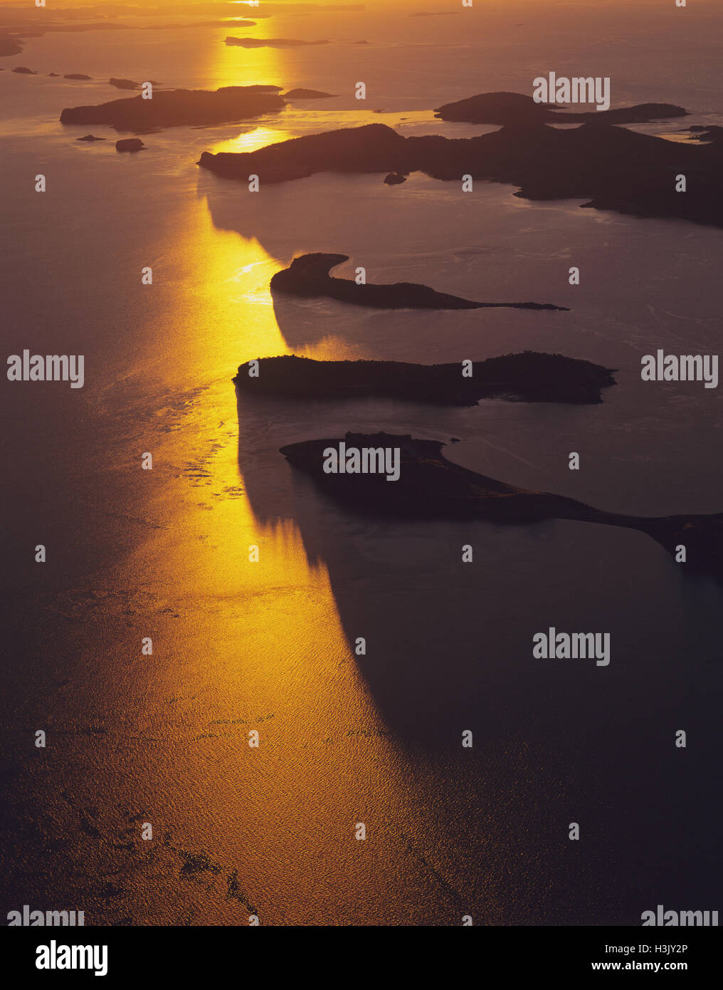 Îles de la baie de Talbot au coucher du soleil, photographie aérienne. Banque D'Images