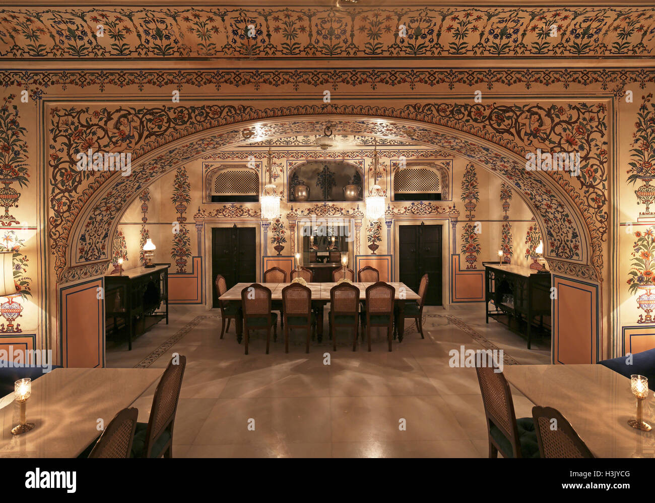 Vue à l'intérieur de salle à manger traditionnel du Rajasthan. À Baradari City Palace, Jaipur, Inde. Architecte : Studio Lotus , 2016. Banque D'Images