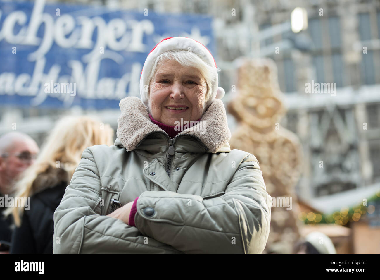 Personnes âgées woman wearing red hat au marché de Noël à Aix-la-chapelle, Allemagne Banque D'Images