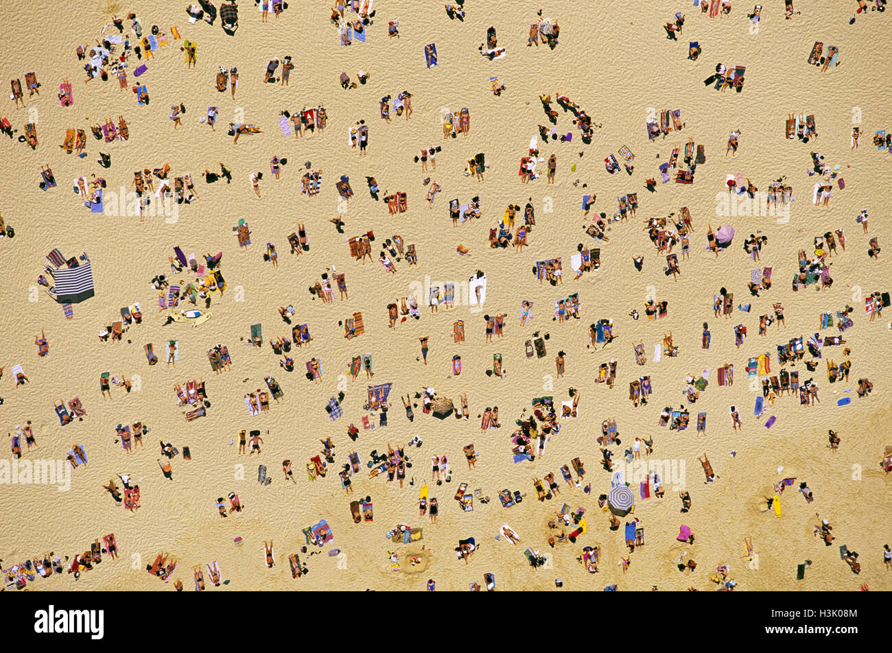 Les personnes fréquentant les plages étalées sur la plage de Bondi, Banque D'Images