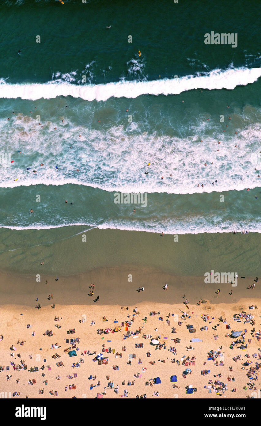 Les nageurs et les baigneurs sur la plage de Bondi Banque D'Images