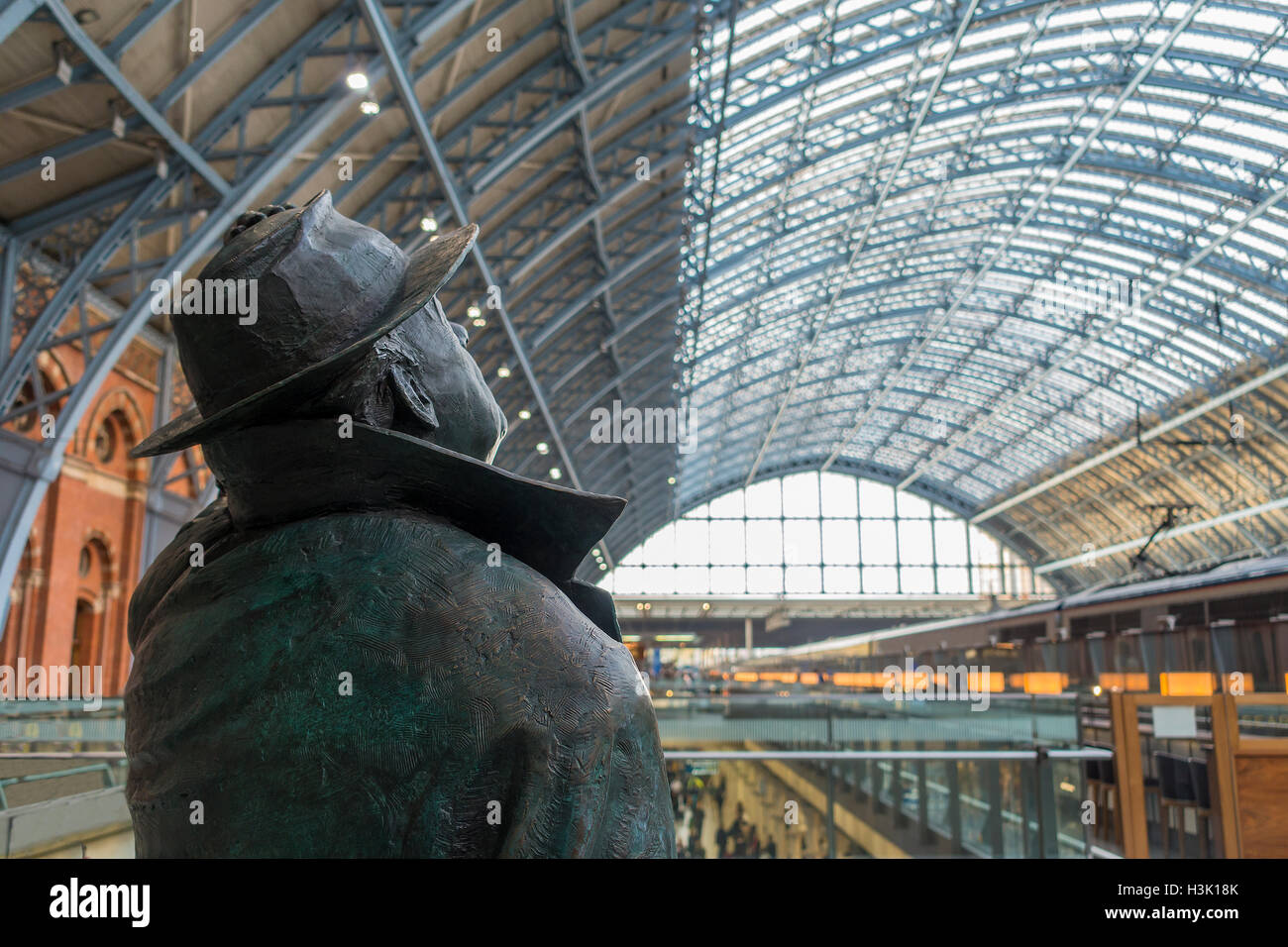 Sir John Betjeman, CBE statue en bronze St Pancras Londres Banque D'Images