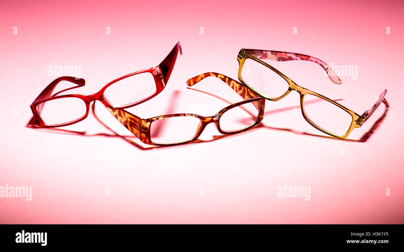 Trois paires de lunettes sur un fond rose Banque D'Images