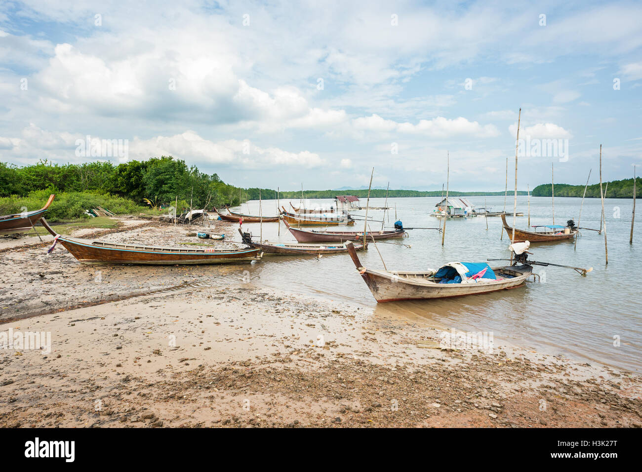 Parking à bateaux de pêche plage de mangrove Banque D'Images