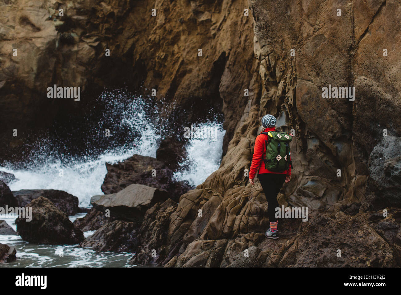 Escalade sur les rochers, randonneur Big Sur, Californie, USA Banque D'Images