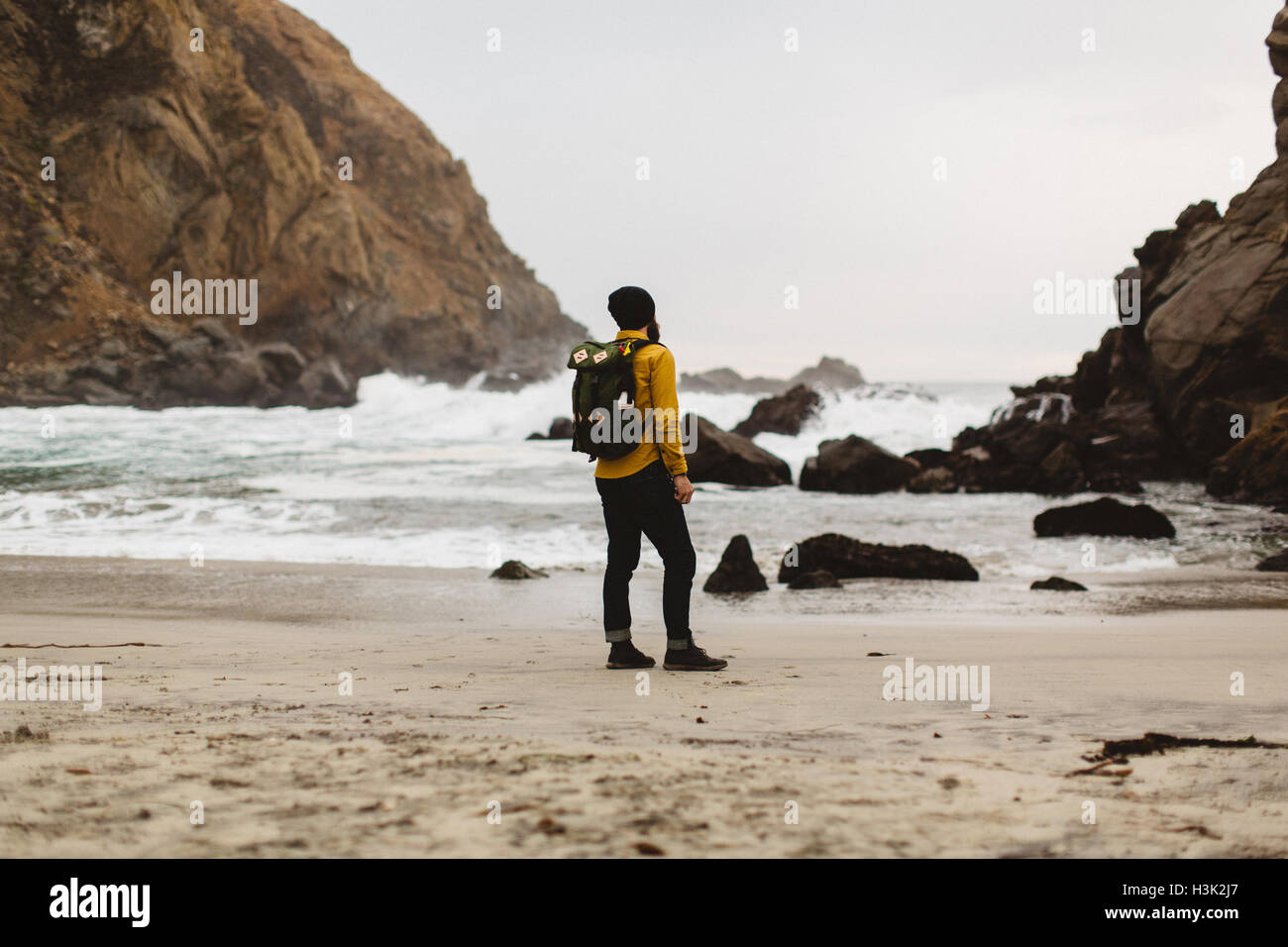 Randonneur enjoying view on beach, Big Sur, Californie, USA Banque D'Images