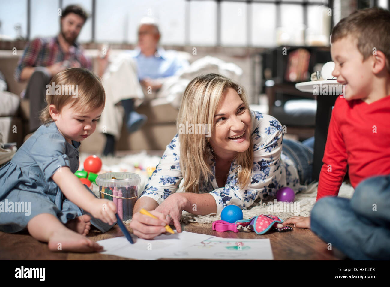 Mère et enfants dimensions à la maison Banque D'Images