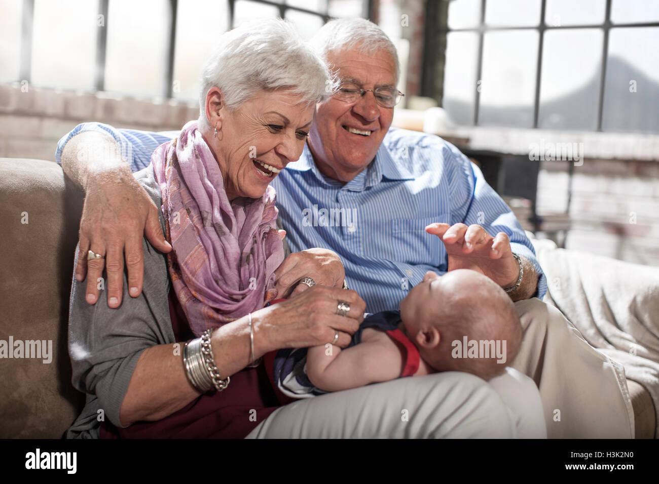 Les grands-parents jouer avec sa petite-fille à la maison Banque D'Images