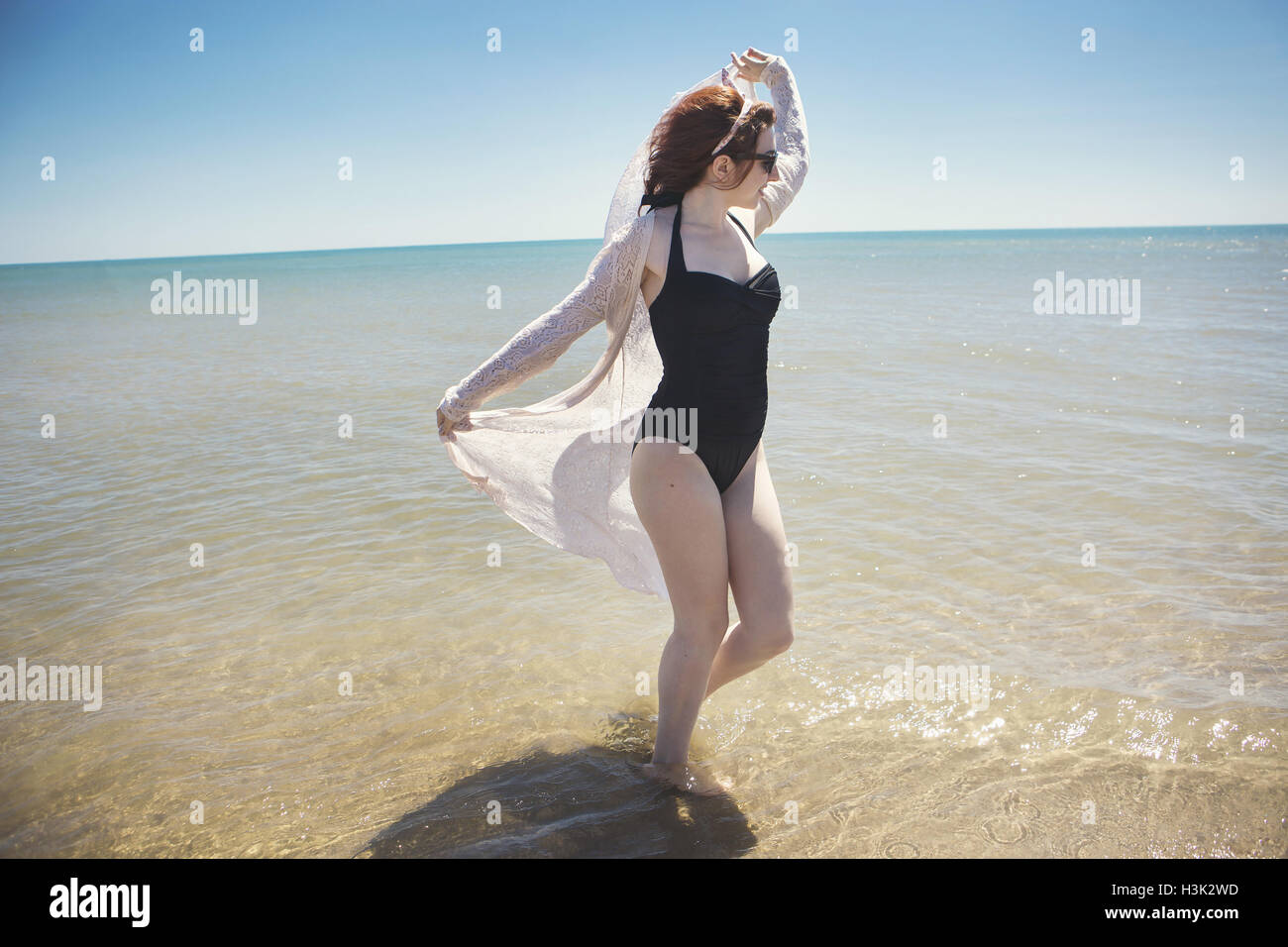 Jeune femme danse de mer, Narbonne, France Banque D'Images